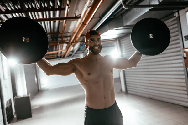 Gespierde Jongeman Doen Hard Oefening Met Gewichten Voor Schouders Crossfit — Stockfoto