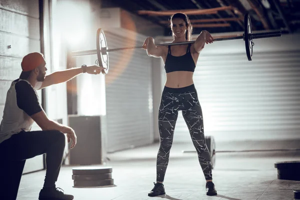 Giovane Donna Muscolare Che Cross Workout Con Personal Trainer — Foto Stock