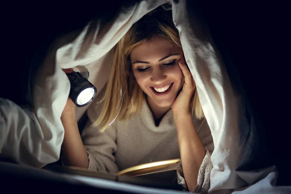 Jonge Lachende Vrouw Ontspannen Bed Het Lezen Boek Onder Deken — Stockfoto