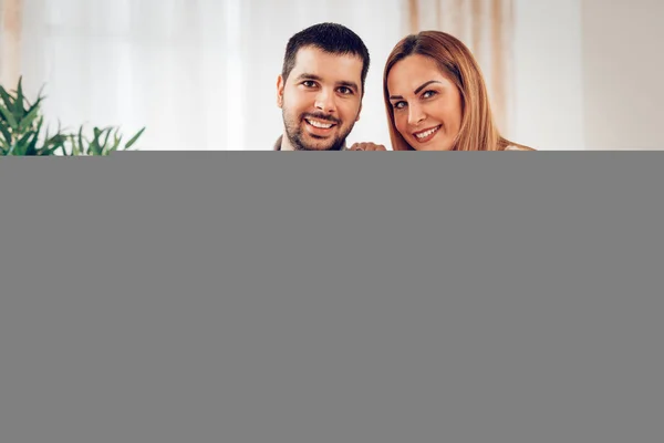 Hermoso Niño Disfrutando Casa Con Sus Padres Ellos Están Sentados — Foto de Stock