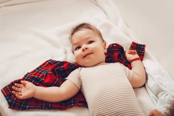 Lekfull Pojke Ligga Ner Sängen Och Tittar Kameran — Stockfoto