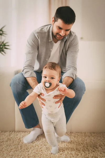Vacker Ung Pappa Kul Med Hennes Söta Baby Pojke Hemma — Stockfoto