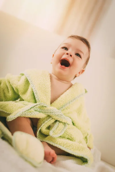 Babyjongen Zitten Groene Badjas Plezier Thuis — Stockfoto