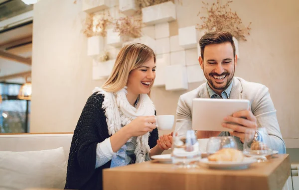 Mladý Pár Mluvit Kontrola Sociální Média Digitálním Tabletu Kávu Kavárně — Stock fotografie