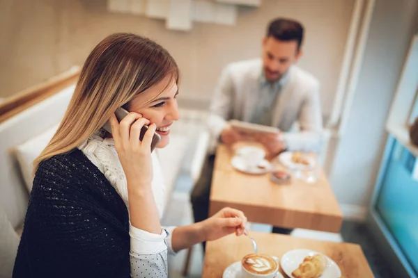 Joven Mujer Sonriente Usando Teléfono Inteligente Beber Café Cafetería —  Fotos de Stock