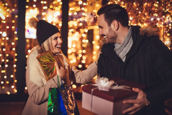 Alegre Pareja Celebrando Navidad Calle Ciudad — Foto de Stock