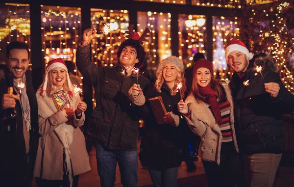 Groupe Amis Avec Des Étincelles Profitant Noël Dans Rue Ville — Photo