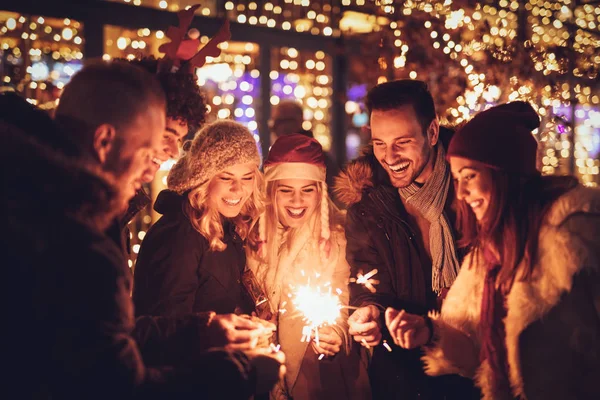 Group Friends Sparklers Enjoying Christmas City Street — Stock Photo, Image