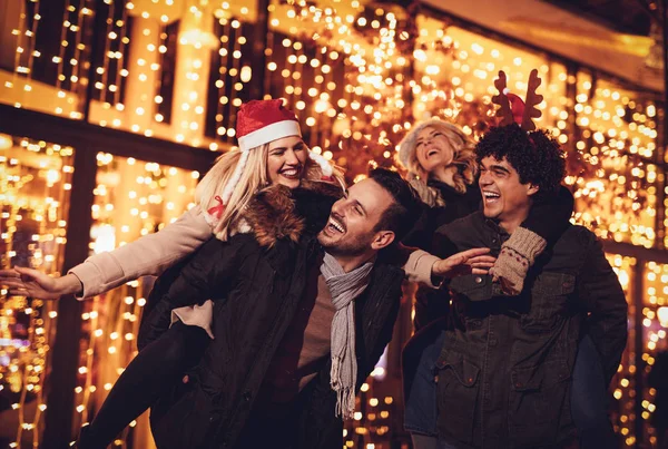 Çift Noel Şehir Sokak Açık Partide Eğleniyor — Stok fotoğraf