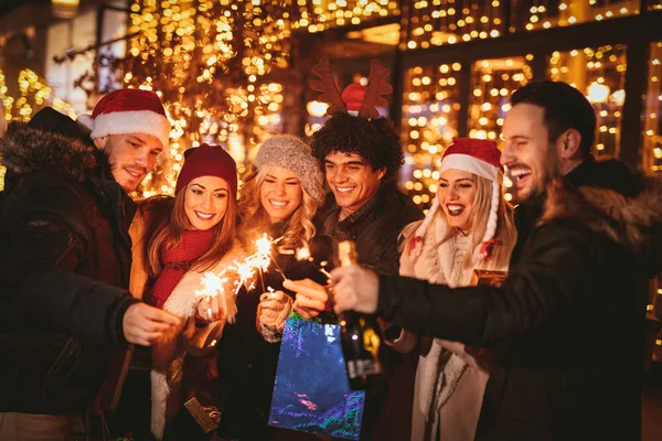 Groupe Amis Avec Des Étincelles Profitant Noël Dans Rue Ville — Photo