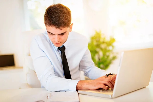 Giovane Imprenditore Che Lavora Sul Computer Portatile Ufficio — Foto Stock