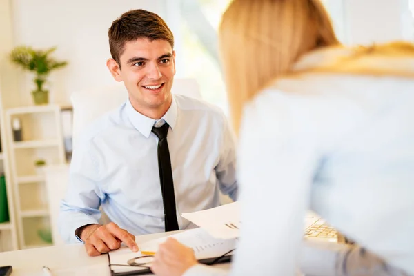 Jonge Zakenman Zakenvrouw Aan Het Werk — Stockfoto