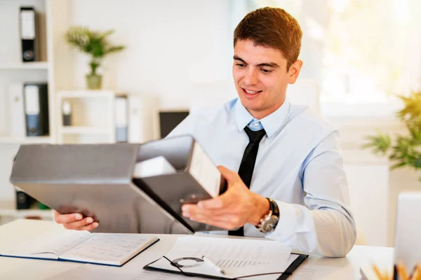 Joven Hombre Negocios Trabajando Con Documentos Oficina — Foto de Stock