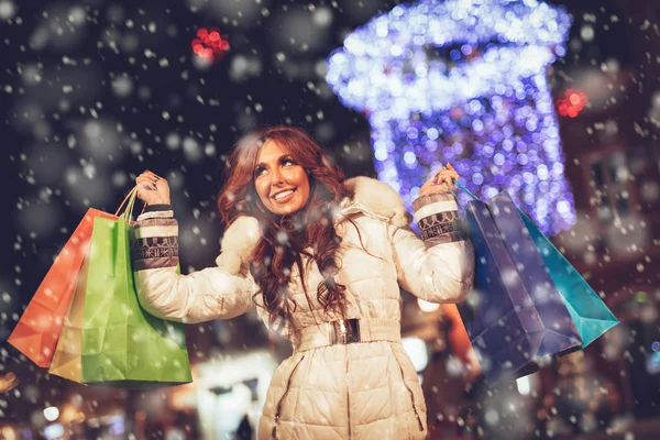 Молода Жінка Різнокольоровими Сумками Розважається Міській Вулиці Різдвяний Час — стокове фото
