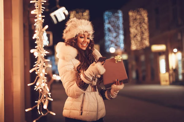 Jovem Mulher Segurando Presente Rua Cidade Tempo Natal — Fotografia de Stock