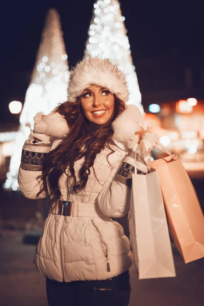 Jovem Com Sacos Compras Coloridos Divertindo Rua Cidade Época Natal — Fotografia de Stock