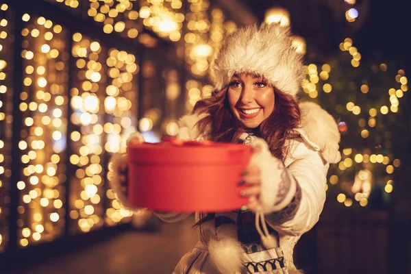 Jeune Femme Avec Cadeau Rouge Amuser Dans Rue Ville Moment — Photo