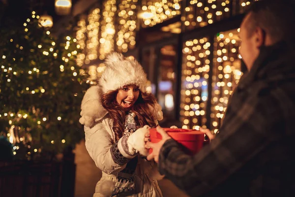 Genç Kız Şehirde Noel Zamanda Sokak Veren Hediye Adam — Stok fotoğraf