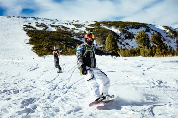 Jóvenes Montando Snowboard Disfrutando Soleado Día Invierno Las Laderas Las — Foto de Stock
