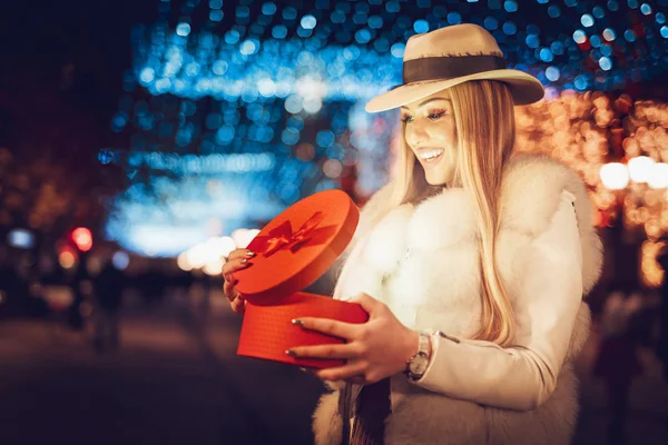 Mujer Joven Abriendo Rojo Presente Calle Ciudad Tiempo Navidad —  Fotos de Stock