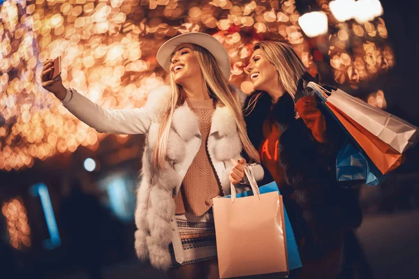 Irmãs Jovens Com Sacos Compras Coloridos Fazendo Selfie Rua Cidade — Fotografia de Stock