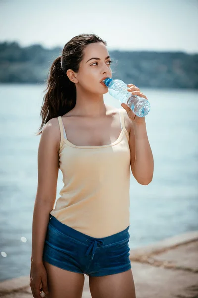 Jeune Coureuse Urbaine Reposant Après Avoir Fait Jogging Bord Rivière — Photo