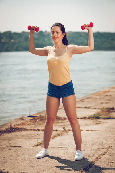 Молодая Фитнес Женщина Делает Упражнения Гантелями Реки — стоковое фото