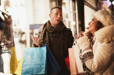 Noel zamanda alışveriş sahip gülümseyen genç Çift