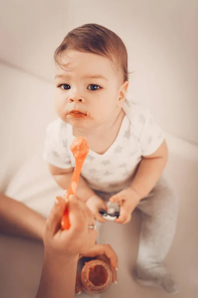 Βρέφος Μωρό Αγόρι Τρώει Τρόφιμα Μωρό Στο Σπίτι — Φωτογραφία Αρχείου