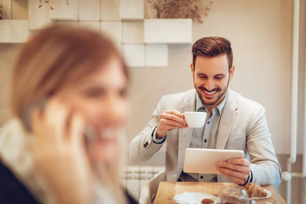 Junge Geschäftsleute Brechen Café Ein — Stockfoto