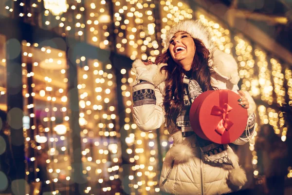 Jeune Femme Avec Cadeau Rouge Amuser Dans Rue Ville Moment — Photo