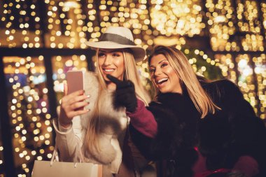 Genç kız selfie şehir içinde Noel zamanda geceleri sokak yapma