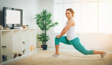 evde egzersiz yaparak kas ince kadın