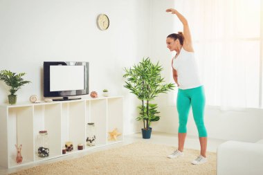 evde egzersiz yaparak kas ince kadın