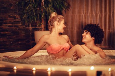 Genç çift rahatlatıcı spa-merkezi sıcak tüp