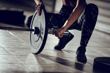 Garaj spor salonunda halter için hazır Başlarken fit kadın el görünümü kapat
