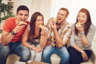 Pizza evde birlikte zevk dört neşeli arkadaşları parti