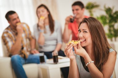 Pizza evde birlikte zevk dört neşeli arkadaşları parti