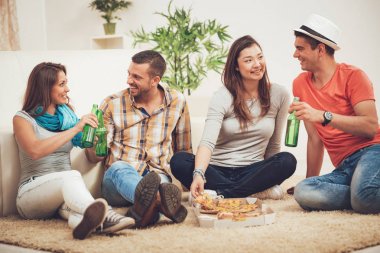 Bira içip, evde pizza yemek parti dört neşeli arkadaşları