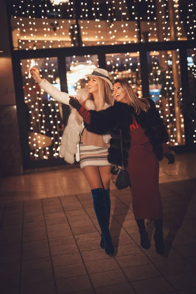 Молодые Друзья Искрящимися Друзьями Веселятся Наслаждаются Городской Улице Ночью Рождество — стоковое фото