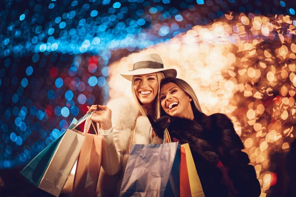 Fiatal Nők Színes Bevásárló Táskák Séta Városi Utca Karácsony Este — Stock Fotó