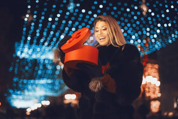 Mujer Joven Abriendo Rojo Presente Calle Ciudad Tiempo Navidad —  Fotos de Stock