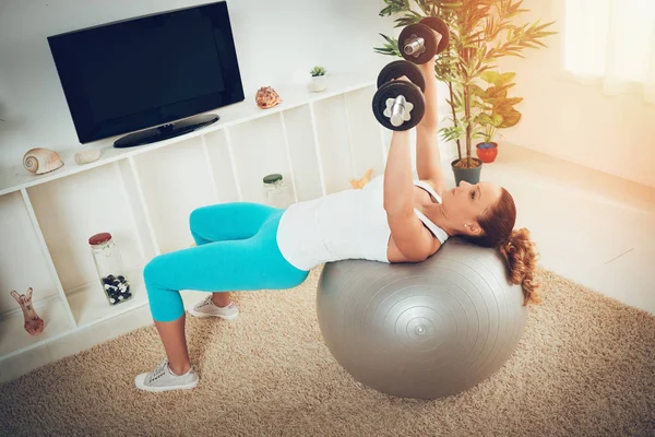 Mulher Muscular Fazendo Exercício Com Halteres Para Fortalecer Bíceps Com — Fotografia de Stock