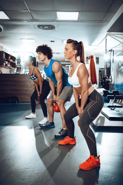 Due Amiche Che Esercitano Con Personal Trainer Palestra — Foto Stock