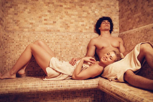 Young Couple Relaxing Sauna Bath Spa Centre — Stock Photo, Image