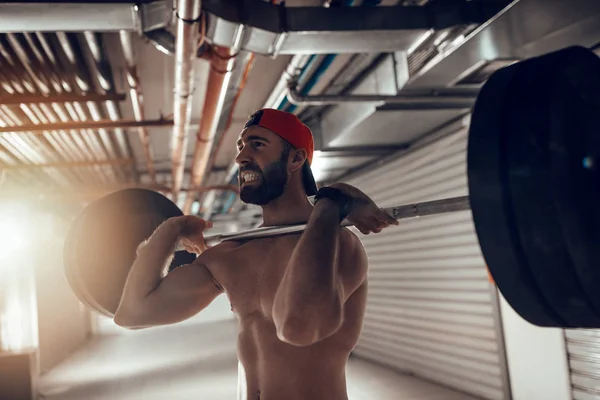 Gespierde Jongeman Doen Hoge Trek Oefening Met Barbell Grensoverschrijdende Opleiding — Stockfoto