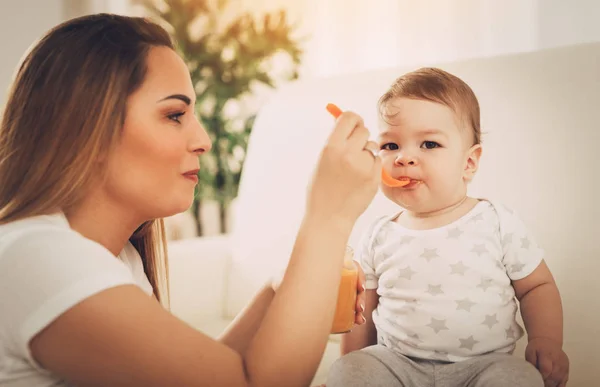 Ung Mamma Utfodring Baby Pojke Hemma — Stockfoto