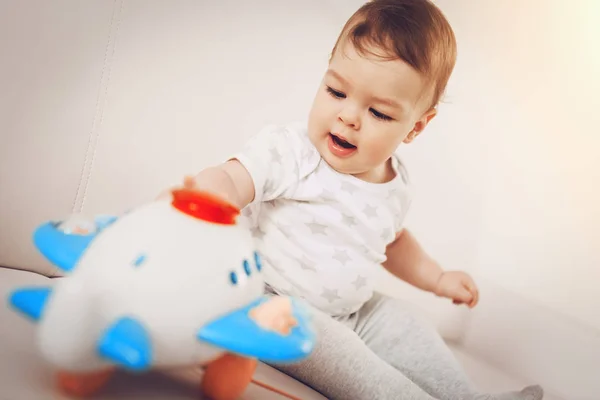 Erkek Yatakta Oyuncaklarla Evde Oturan Oynak Bebek — Stok fotoğraf
