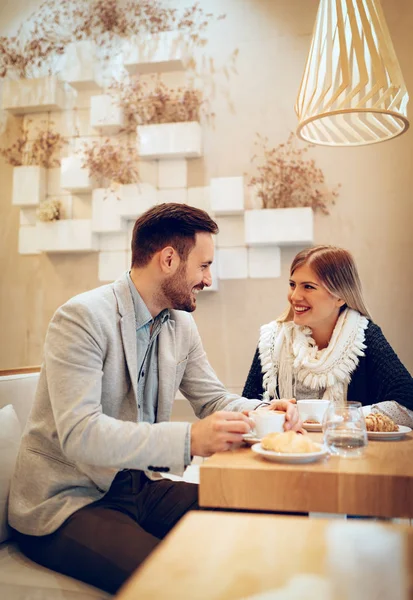 喝咖啡和在咖啡馆吃牛角面包的年轻夫妇 — 图库照片