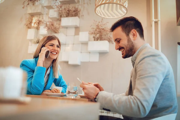 Mujer Hablando Smartphone Hombre Usando Tableta Digital Durante Descanso — Foto de Stock